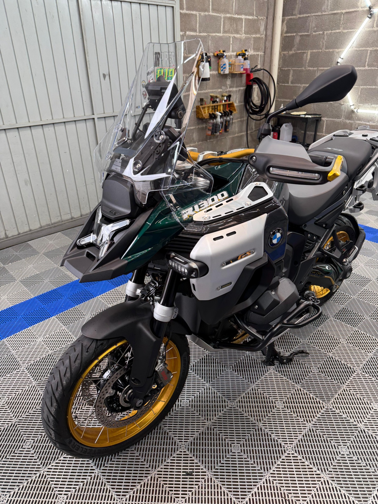Motocicleta BMW após serviço de estética automotiva